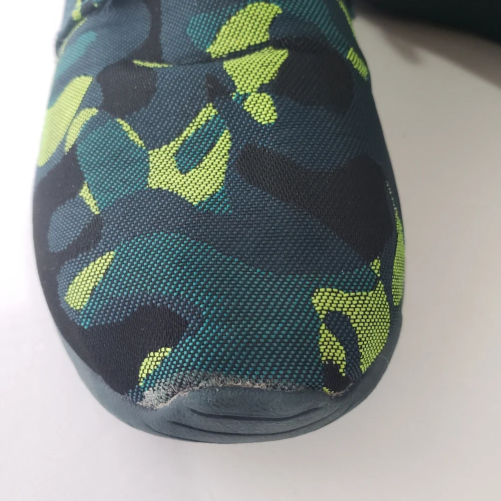 Nike Women Roshe One Prem Plus Green Camo, Purple Nike Sign Size 7
